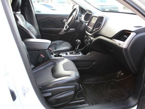 Used 2018 Jeep Cherokee Latitude Plus FWD image 10