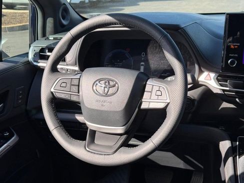 Used 2025 Toyota Sienna Limited image 16