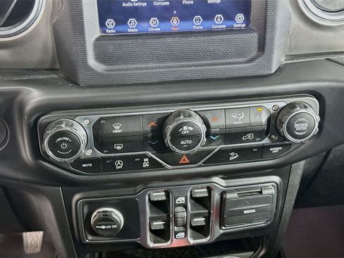 Used 2020 Jeep Wrangler Unlimited Sahara AWD/4WD image 23