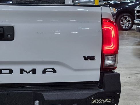 Used 2018 Toyota Tacoma TRD Off-Road AWD/4WD image 22