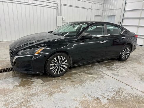 Used 2024 Nissan Altima 2.5 SV image 10