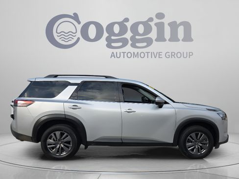 Used 2025 Nissan Pathfinder SV FWD image 6
