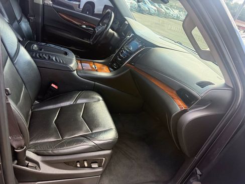 Used 2015 Cadillac Escalade Luxury AWD/4WD image 13