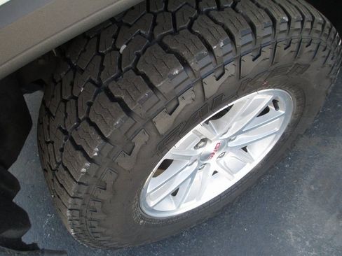 Used 2018 GMC Sierra 1500 SLE w/ SLE Value Package image 13