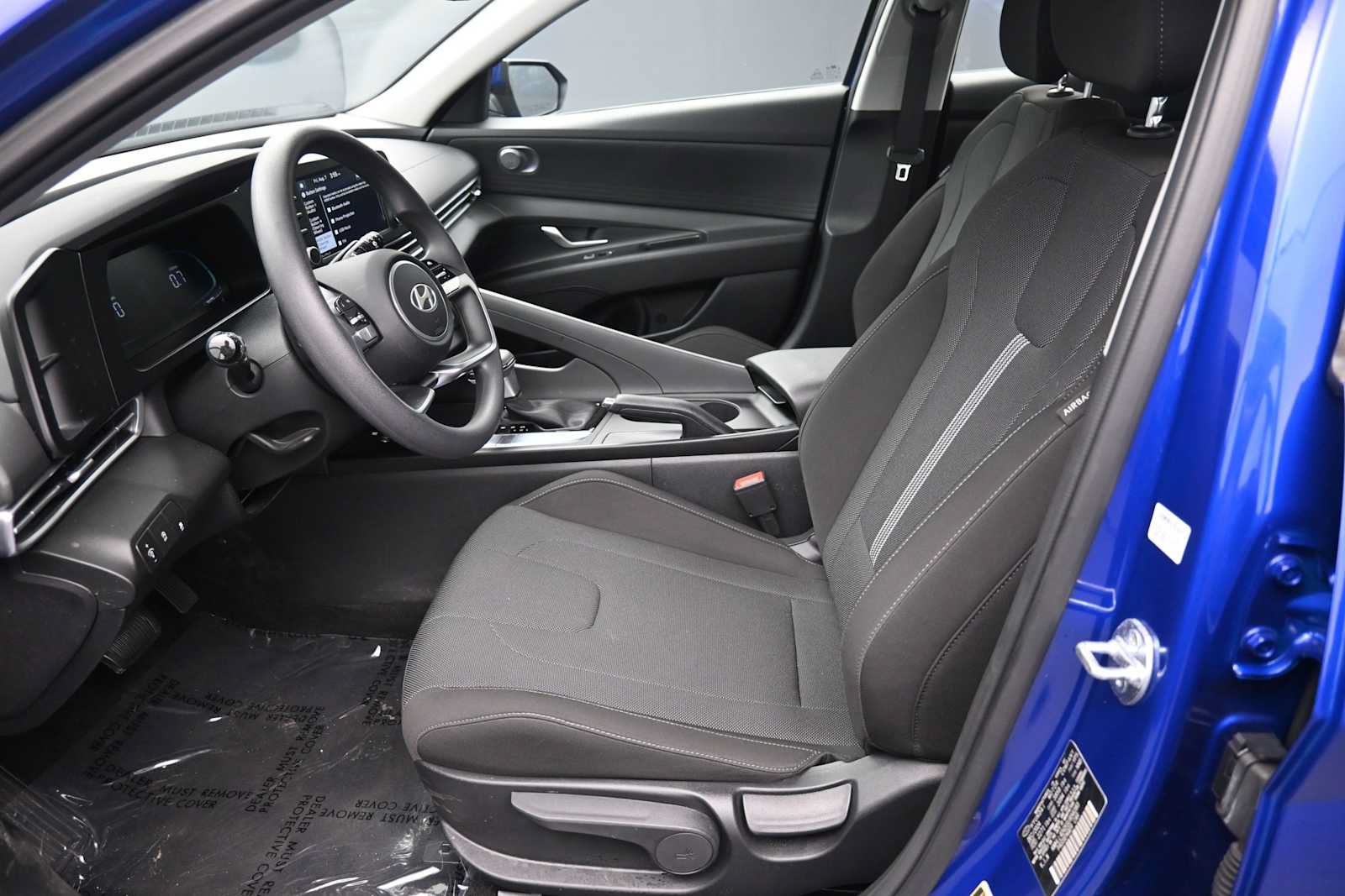 Certified 2025 Hyundai Elantra SE w/ Cargo Package FWD image 17