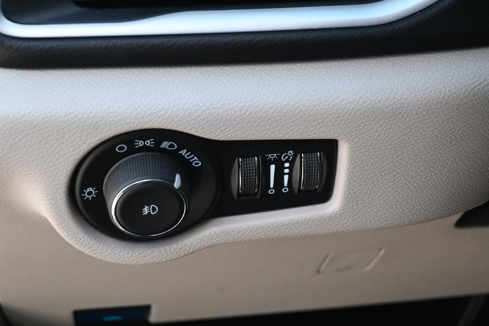 Used 2024 Chrysler Pacifica Touring-L FWD image 11