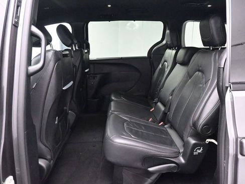 Used 2022 Chrysler Pacifica Touring-L w/ Uconnect Theater Family Group image 14