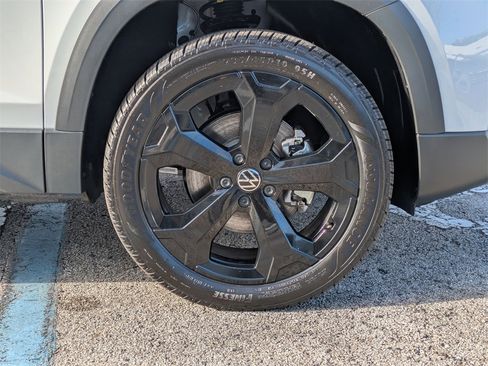 New 2026 Volkswagen Taos SEL image 11