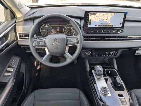 New 2025 Mitsubishi Outlander SE image 17