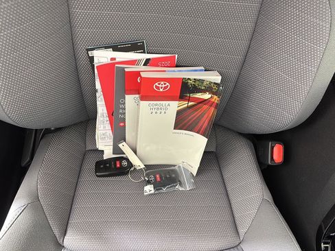 Used 2025 Toyota Corolla SE w/ SE Premium Package AWD/4WD image 23
