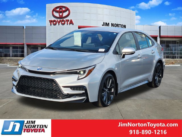 Used 2025 Toyota Corolla SE w/ SE Premium Package FWD image 4