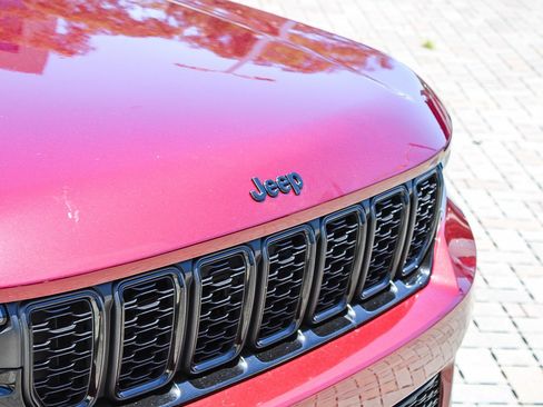 Used 2025 Jeep Grand Cherokee Altitude RWD image 6