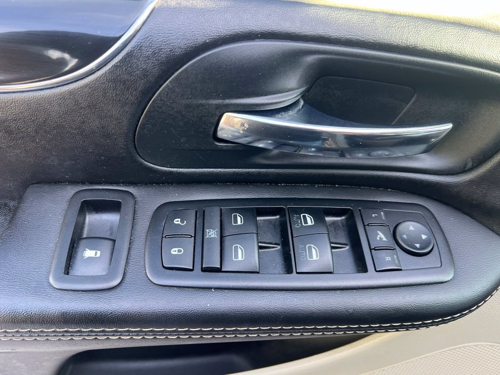 Used 2014 Chrysler Town & Country Touring-L FWD image 40