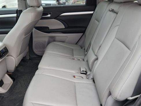 Used 2017 Toyota Highlander XLE image 14
