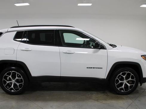Used 2024 Jeep Compass Latitude AWD/4WD image 10