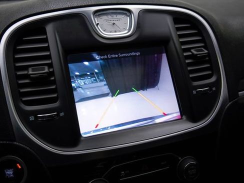 Used 2016 Chrysler 300 Limited RWD image 5