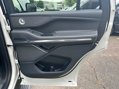 New 2026 Lincoln Navigator Reserve w/ Jet Appearance Package AWD/4WD image 17
