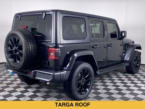 Used 2022 Jeep Wrangler Unlimited Sahara w/ Cold Weather Group AWD/4WD image 19