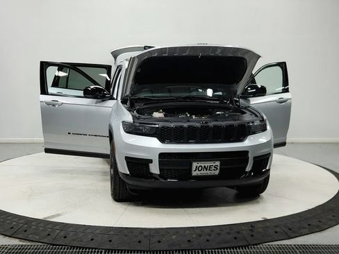 Used 2023 Jeep Grand Cherokee L Laredo RWD image 11