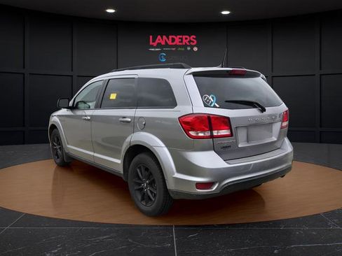 Used 2019 Dodge Journey SE w/ Connectivity Group FWD image 2