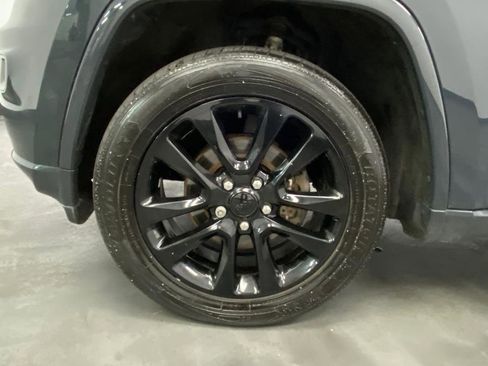 Used 2017 Jeep Grand Cherokee Altitude image 19