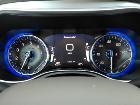 Used 2025 Chrysler Pacifica Limited FWD image 46