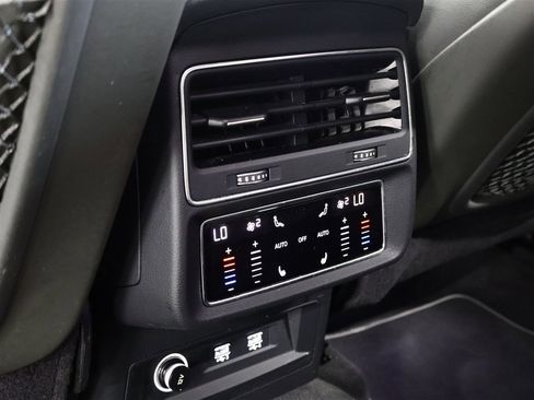 Used 2019 Audi Q8 Premium Plus w/ Premium Plus image 13