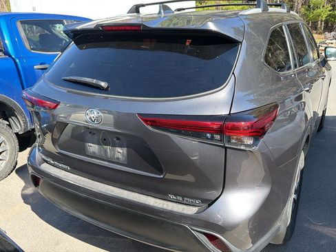 Used 2023 Toyota Highlander XLE AWD/4WD image 8