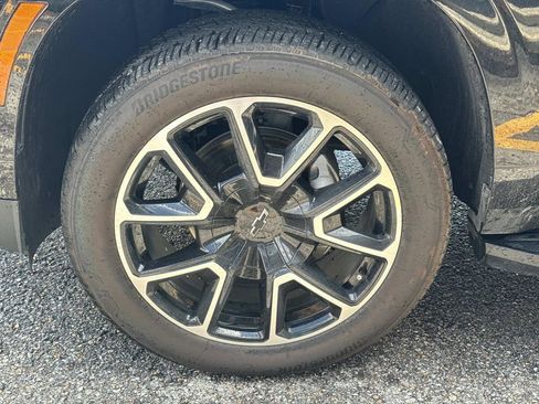 Used 2025 Chevrolet Suburban RST w/ Comfort Package RWD image 5