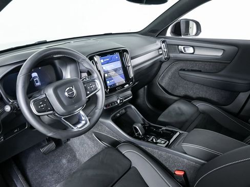 Certified 2025 Volvo XC40 B5 Plus image 6