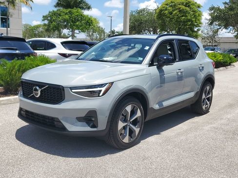Used 2026 Volvo XC40 B5 Plus AWD/4WD image 8