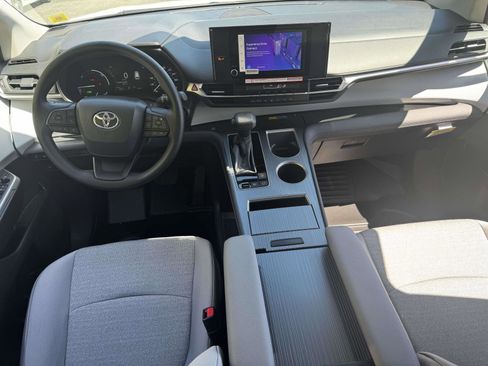 Used 2025 Toyota Sienna LE FWD image 13