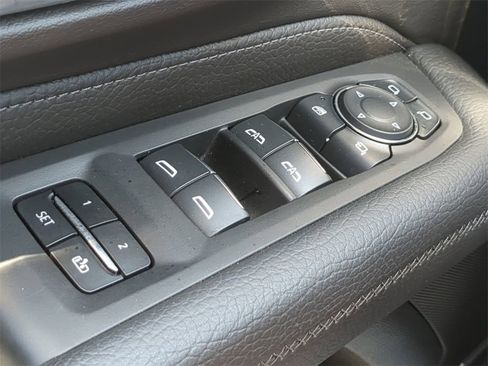 Used 2024 GMC Yukon XL Denali image 33