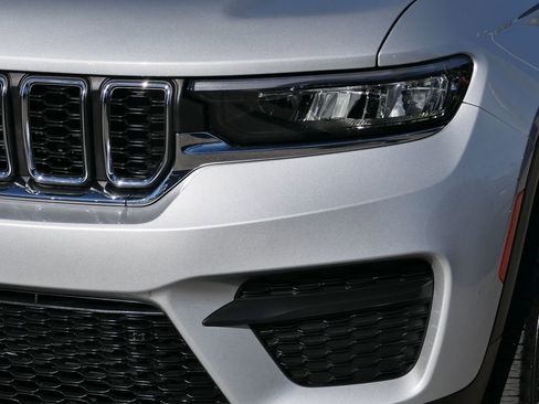 Used 2025 Jeep Grand Cherokee Laredo image 8