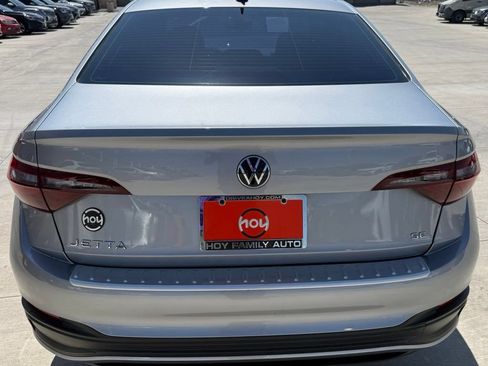 Used 2024 Volkswagen Jetta SE w/ Panoramic Sunroof Package FWD image 9