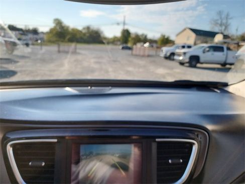 Used 2020 Chrysler Pacifica Touring image 28