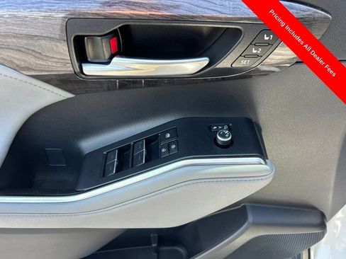 Used 2023 Toyota Highlander Limited FWD image 5