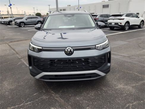 New 2025 Volkswagen Tiguan SE image 7