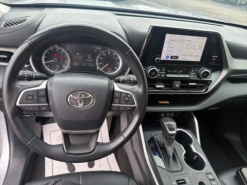 Used 2023 Toyota Highlander XLE AWD/4WD image 23
