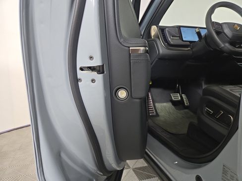 Used 2023 Rivian R1S Adventure AWD/4WD image 32