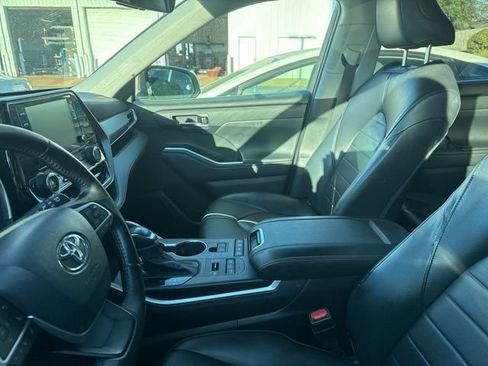 Used 2022 Toyota Highlander XLE image 7