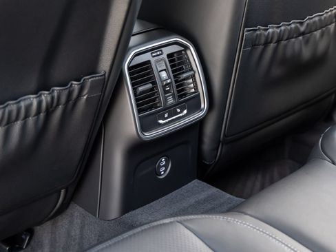 Certified 2026 Porsche Macan AWD/4WD image 38