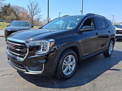 Used 2023 GMC Terrain SLE w/ Driver Convenience Package image 3