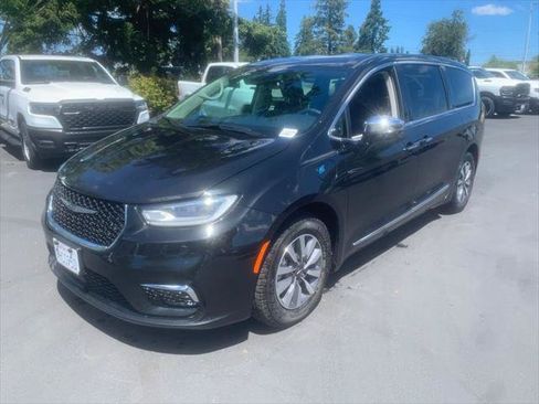 Certified 2023 Chrysler Pacifica Limited FWD image 1