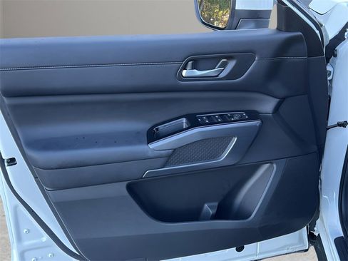 Used 2024 Nissan Pathfinder SL image 22