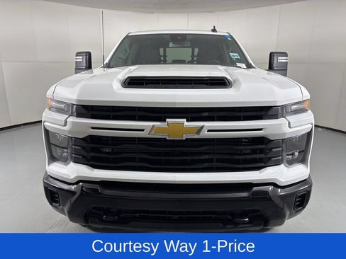 Used 2024 Chevrolet Silverado 2500 Custom w/ Custom Value Package AWD/4WD image 4