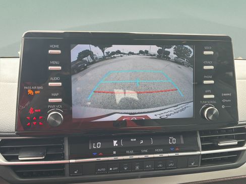 Used 2023 Toyota Sienna XLE FWD image 10
