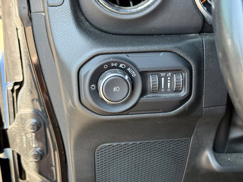 Used 2022 Jeep Wrangler Unlimited Sahara AWD/4WD image 18