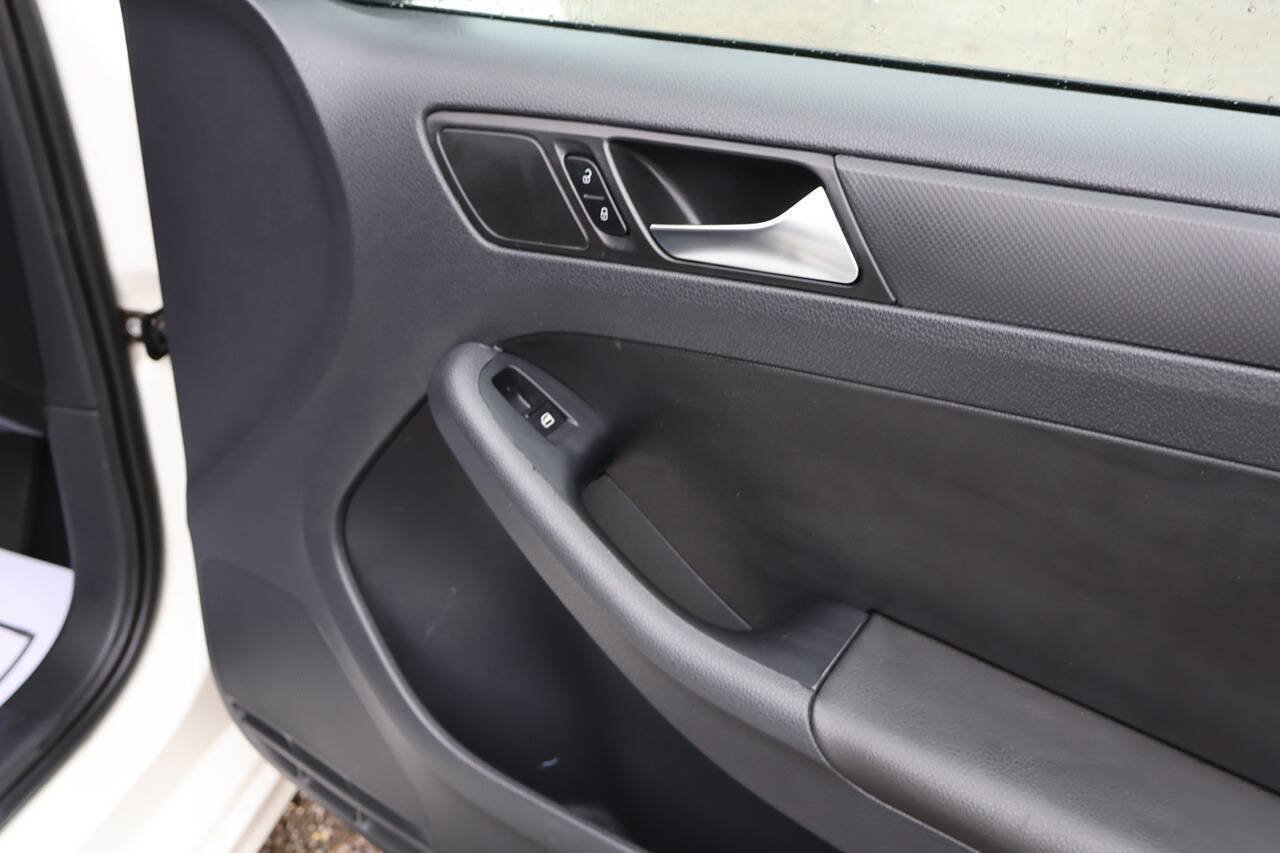 Used 2011 Volkswagen Jetta SE FWD image 17