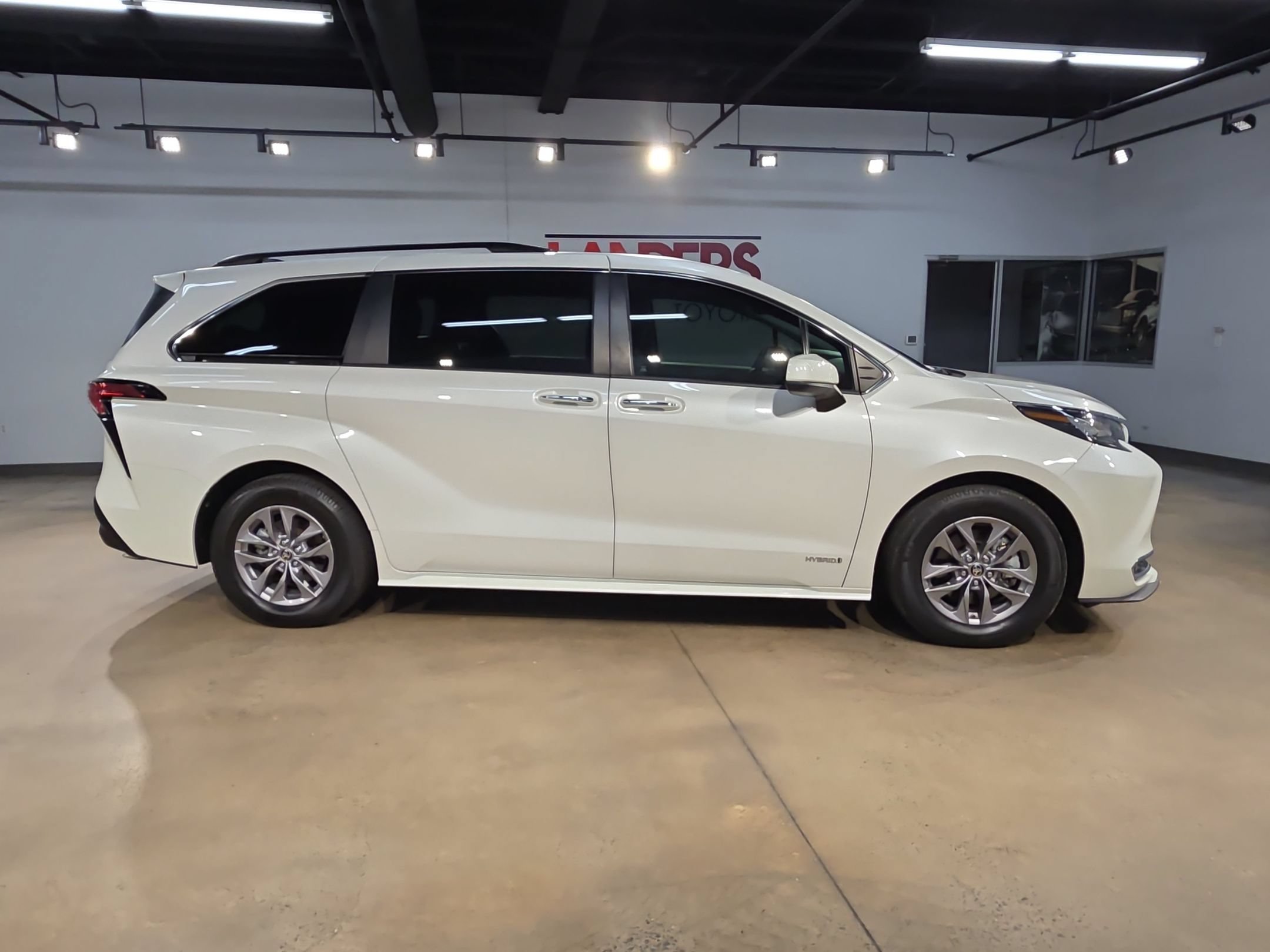 Used 2021 Toyota Sienna XLE FWD image 8
